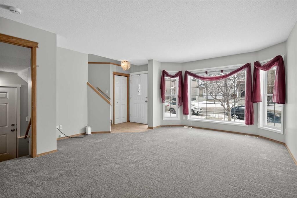 317 Martindale Drive NE, Calgary — photo 3 of 37