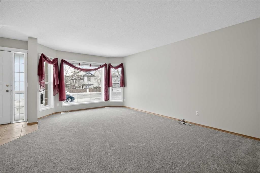 317 Martindale Drive NE, Calgary — photo 4 of 37