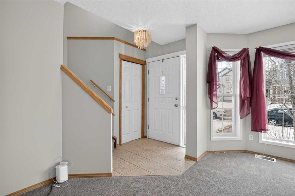 317 Martindale Drive NE, Calgary — photo 5 of 37
