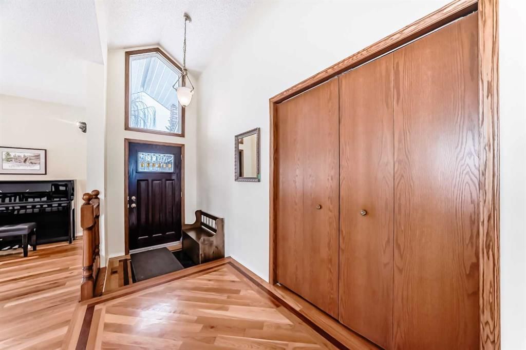 204 Edcath Place NW, Calgary — photo 3 of 50
