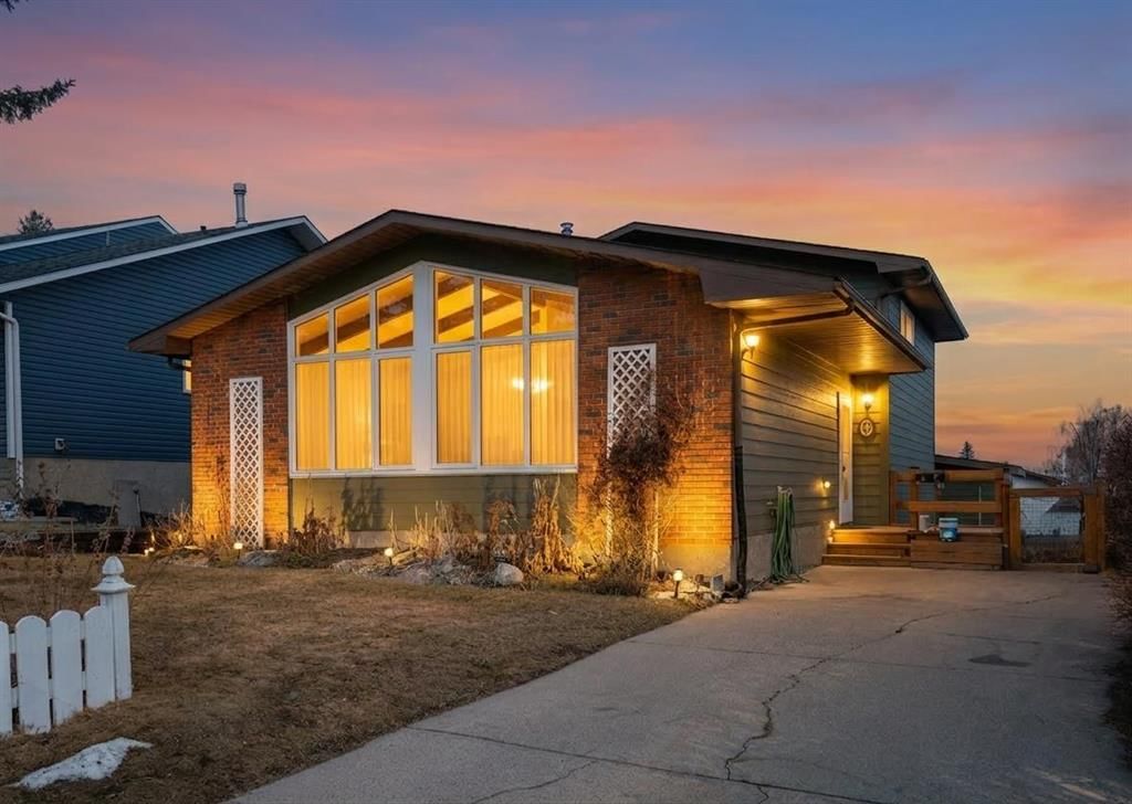 15 Beaconsfield Place NW, Calgary — main listing photo