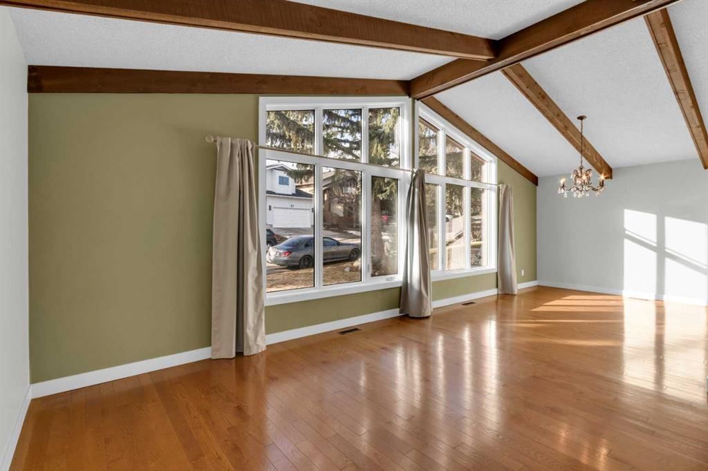 15 Beaconsfield Place NW, Calgary — photo 3 of 47