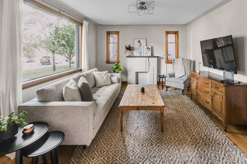 232 21 Avenue NE, Calgary — photo 4 of 27