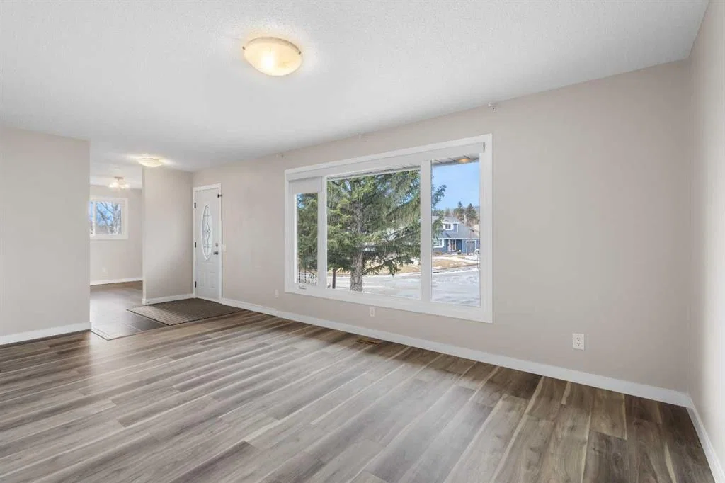 7604 Hunterfield Road NW, Calgary — photo 2 of 37