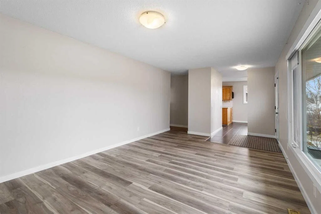 7604 Hunterfield Road NW, Calgary — photo 4 of 37