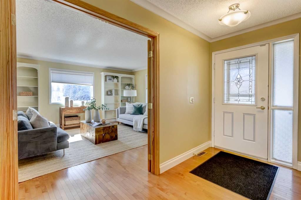 12 Vandoos Villas NW, Calgary — photo 3 of 39
