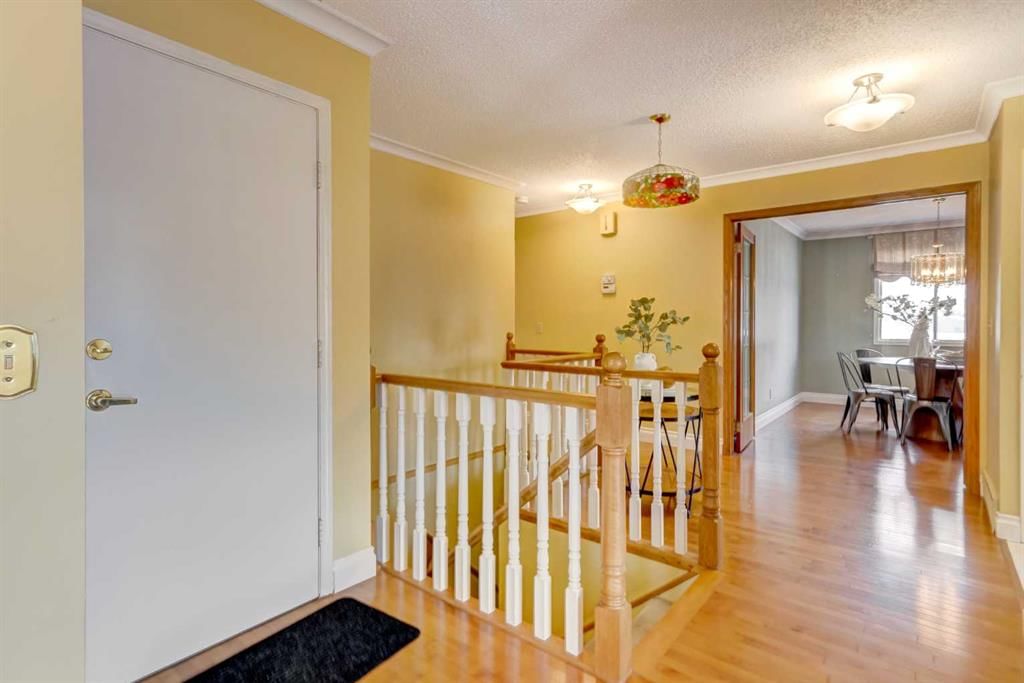 12 Vandoos Villas NW, Calgary — photo 4 of 39