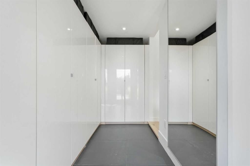 712 48 Avenue SW, Calgary — photo 3 of 49