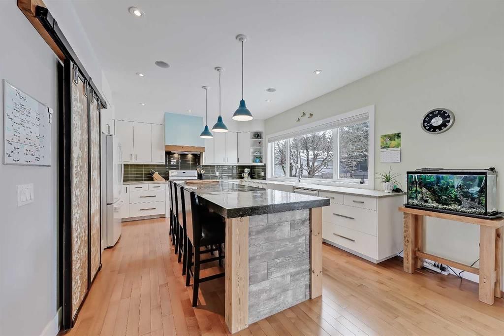 4512 21 Avenue NW, Calgary — photo 3 of 50