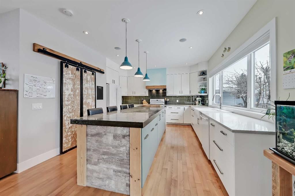 4512 21 Avenue NW, Calgary — photo 4 of 50