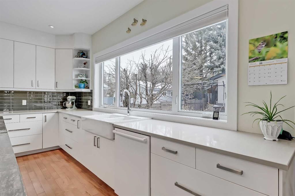 4512 21 Avenue NW, Calgary — photo 5 of 50