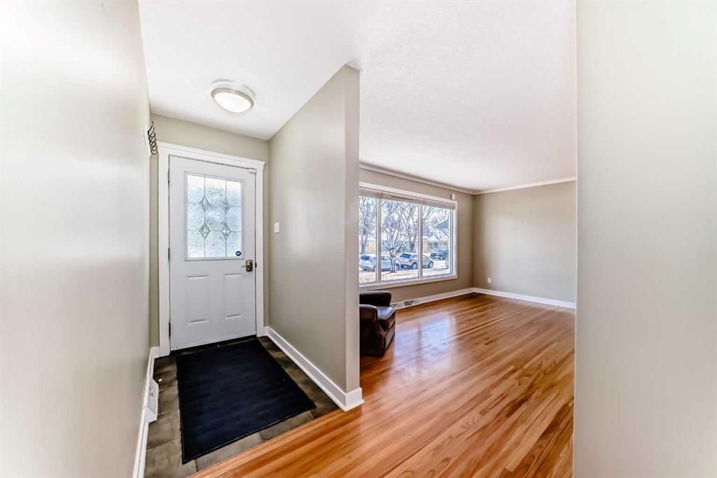 27 Gladeview Crescent SW, Calgary — photo 2 of 46