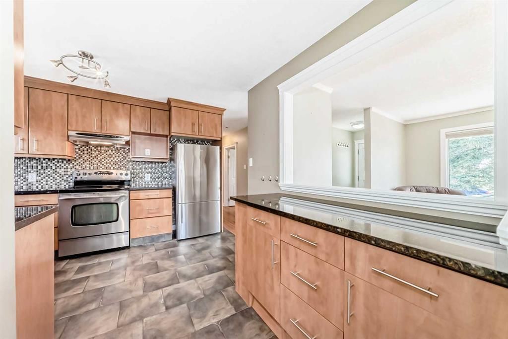 27 Gladeview Crescent SW, Calgary — photo 5 of 46