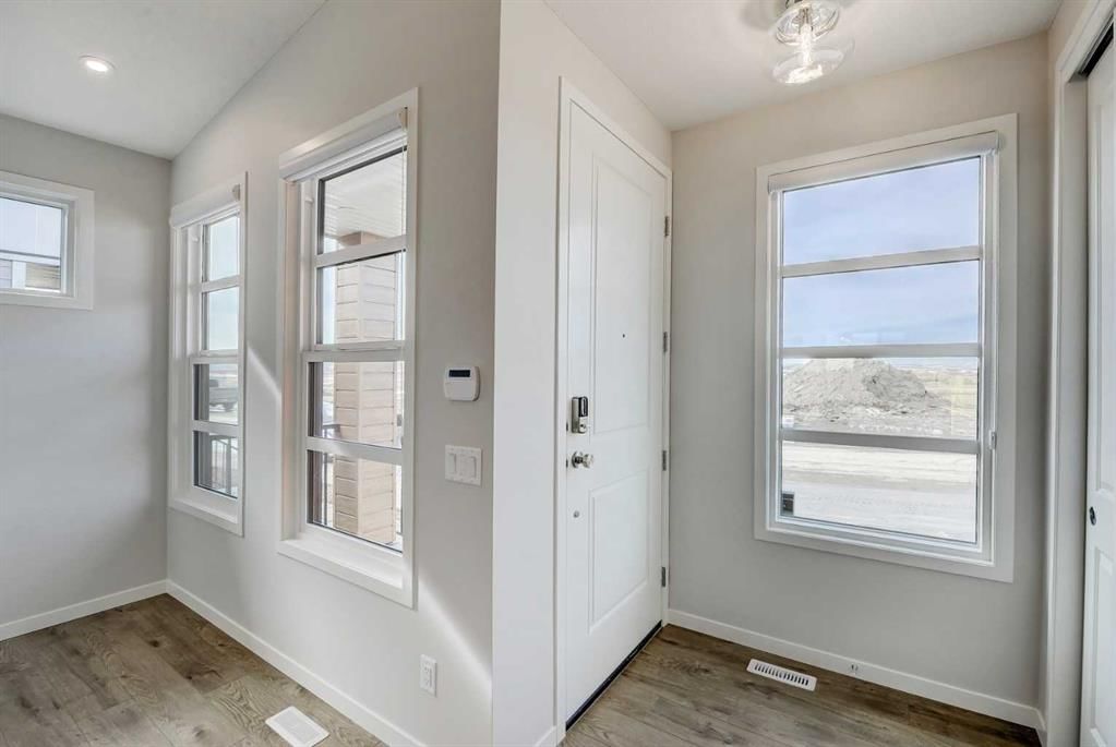 42 Creekview Avenue SW, Calgary — photo 5 of 15