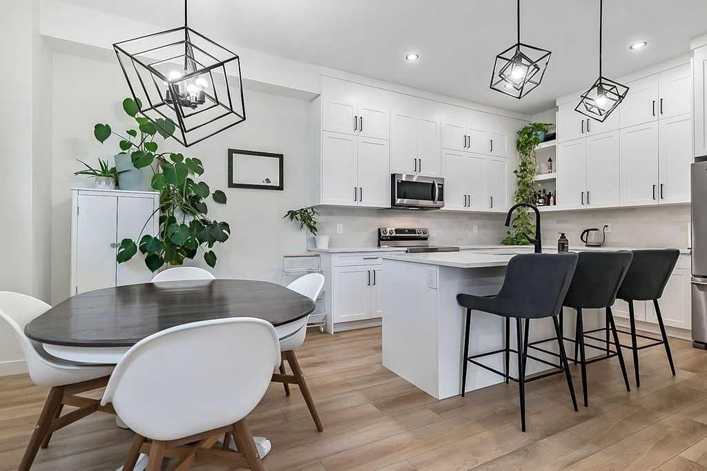 4, 4411 17 Avenue NW, Calgary — photo 4 of 49