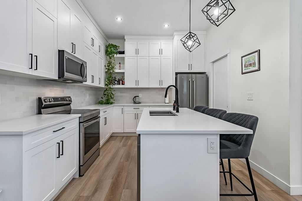 4, 4411 17 Avenue NW, Calgary — photo 5 of 49