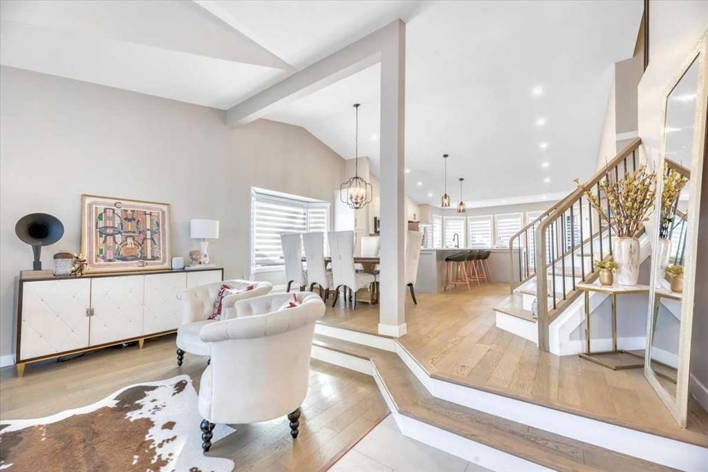 145 SIGNAL HILL Circle SW, Calgary — photo 4 of 43