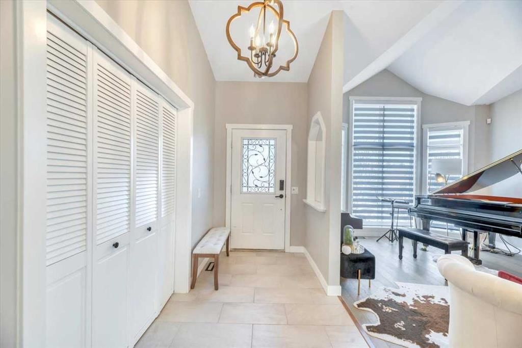 145 SIGNAL HILL Circle SW, Calgary — photo 5 of 43
