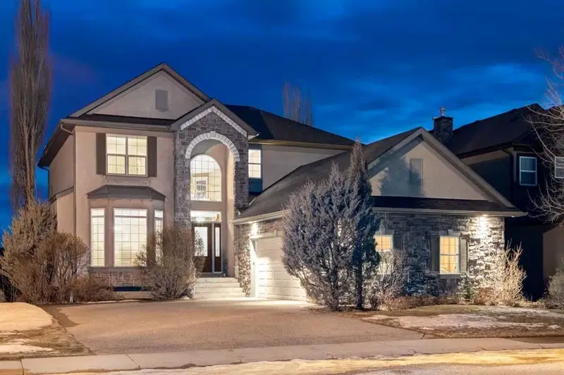 47 Discovery Ridge Mount SW, Calgary — main listing photo