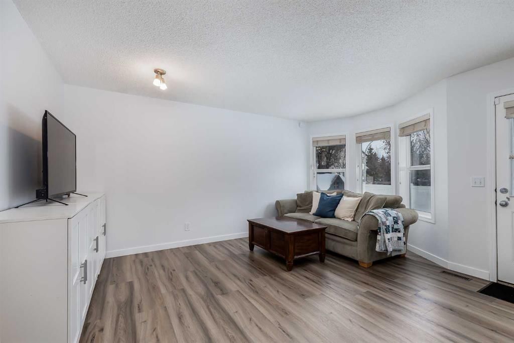 2 Everridge Villas SW, Calgary — photo 4 of 31