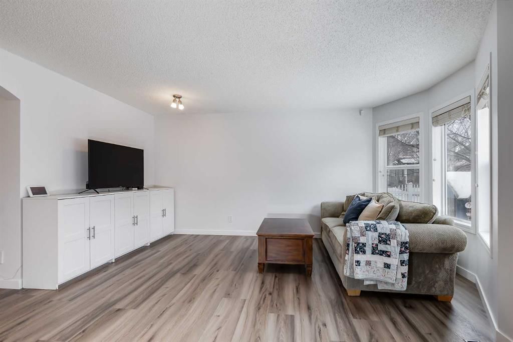 2 Everridge Villas SW, Calgary — photo 5 of 31
