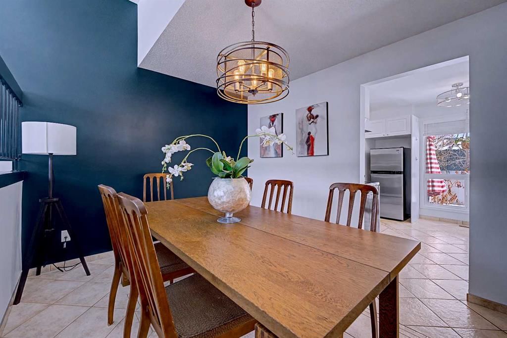 414 Brae Glen Crescent SW, Calgary — photo 4 of 33