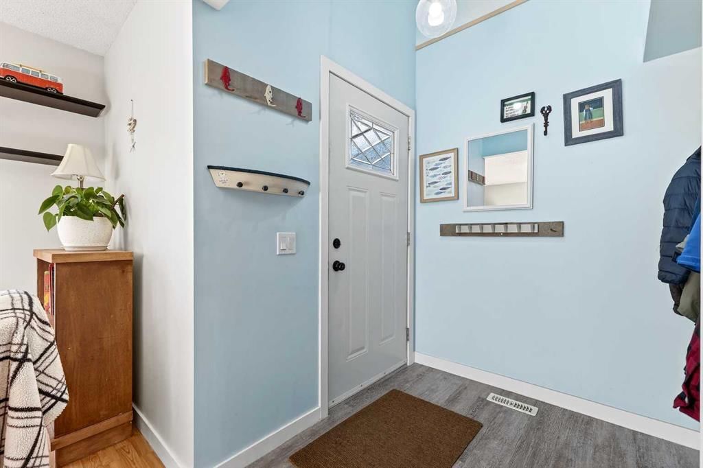 95 Woodglen Grove SW, Calgary — photo 2 of 49