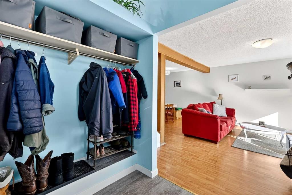 95 Woodglen Grove SW, Calgary — photo 3 of 49