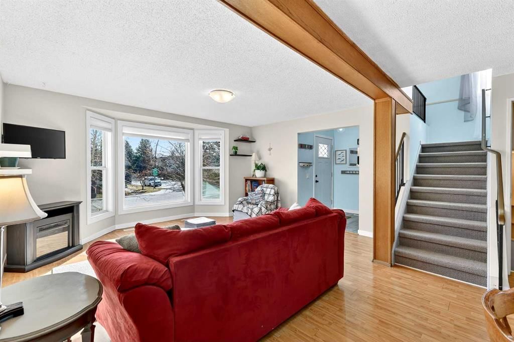 95 Woodglen Grove SW, Calgary — photo 4 of 49