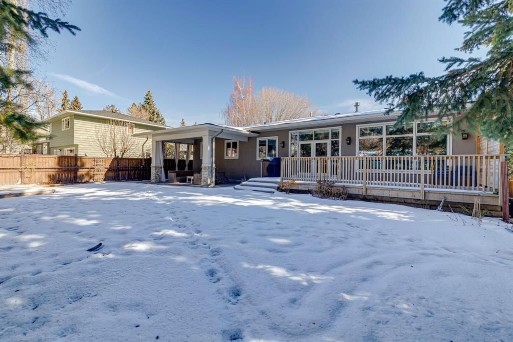 6925 Lefroy Court SW, Calgary — photo 2 of 37