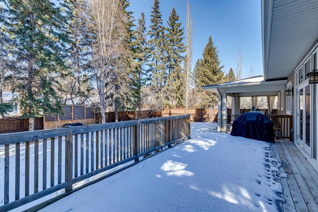 6925 Lefroy Court SW, Calgary — photo 4 of 37