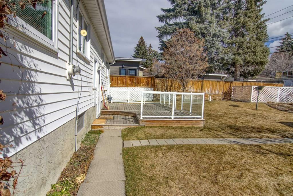5820 Dalton Drive NW, Calgary — photo 3 of 35