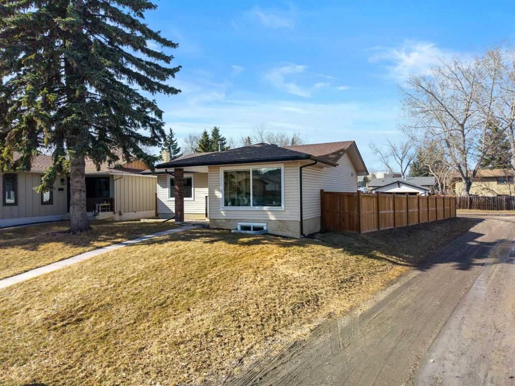 16 Midcrest Rise SE, Calgary — photo 2 of 50