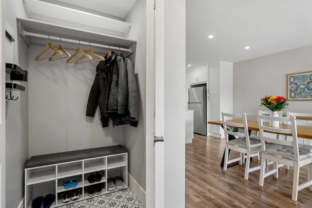 16 Midcrest Rise SE, Calgary — photo 5 of 50