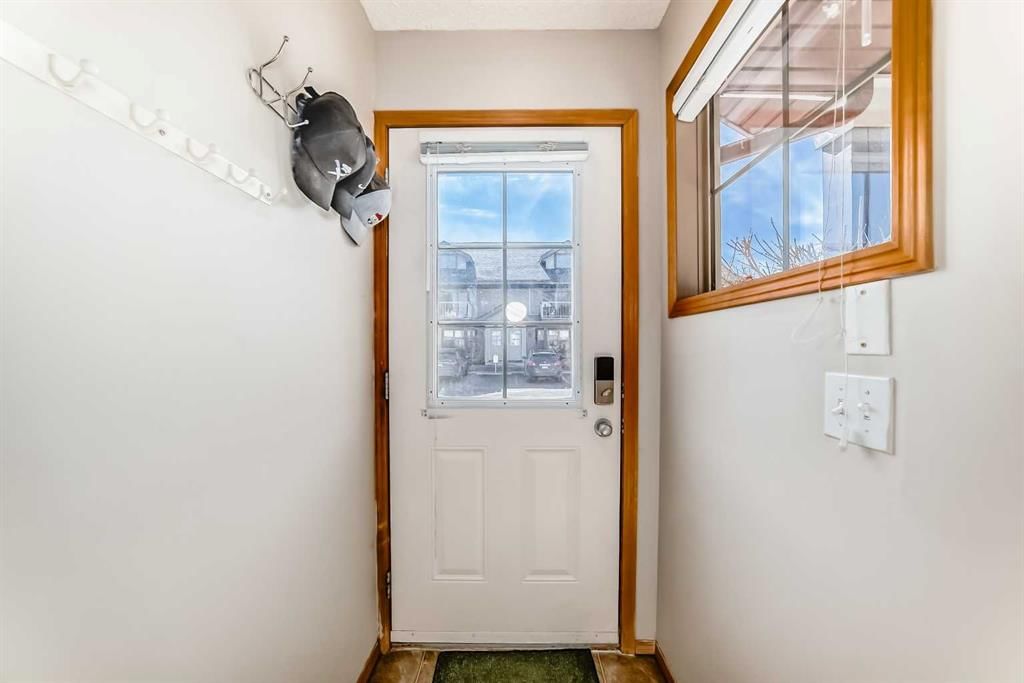 203, 4 Everridge Square SW, Calgary — photo 4 of 33