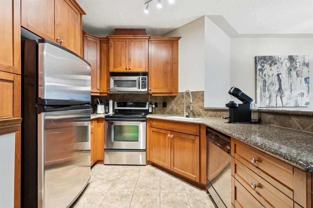 211, 10 Discovery Ridge Close SW, Calgary — photo 3 of 44