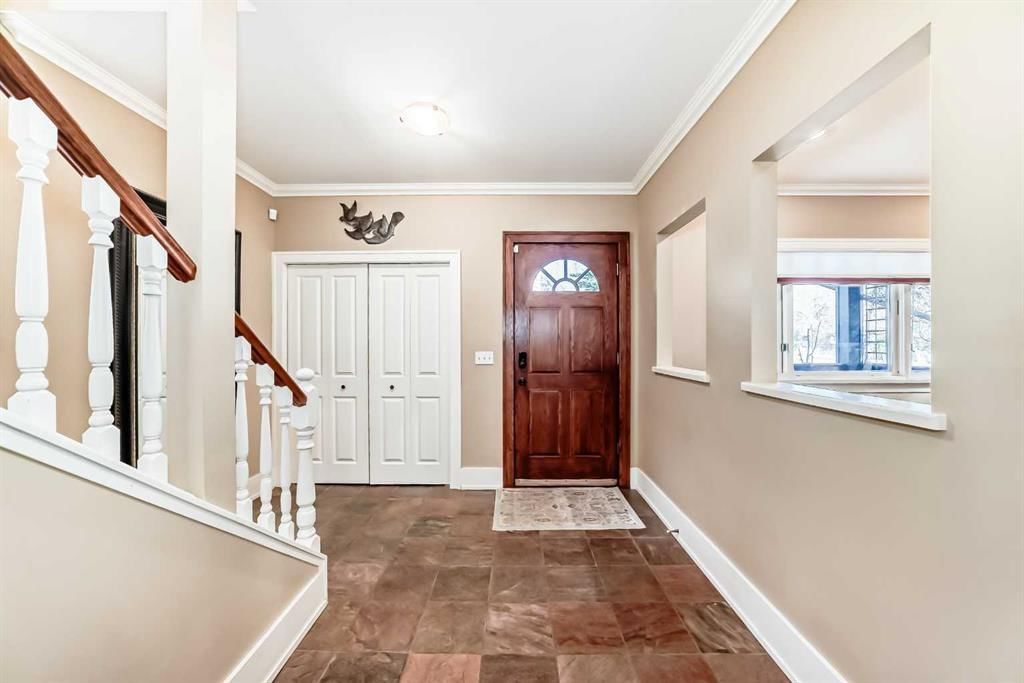 452 13 Street NW, Calgary — photo 4 of 49