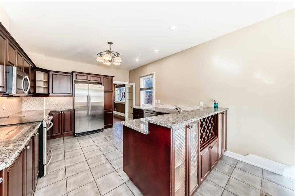 452 13 Street NW, Calgary — photo 5 of 49