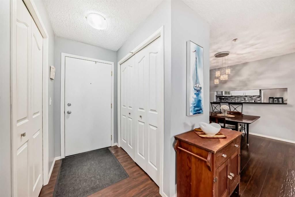 2105, Tuscarora Manor NW, Calgary — photo 2 of 31