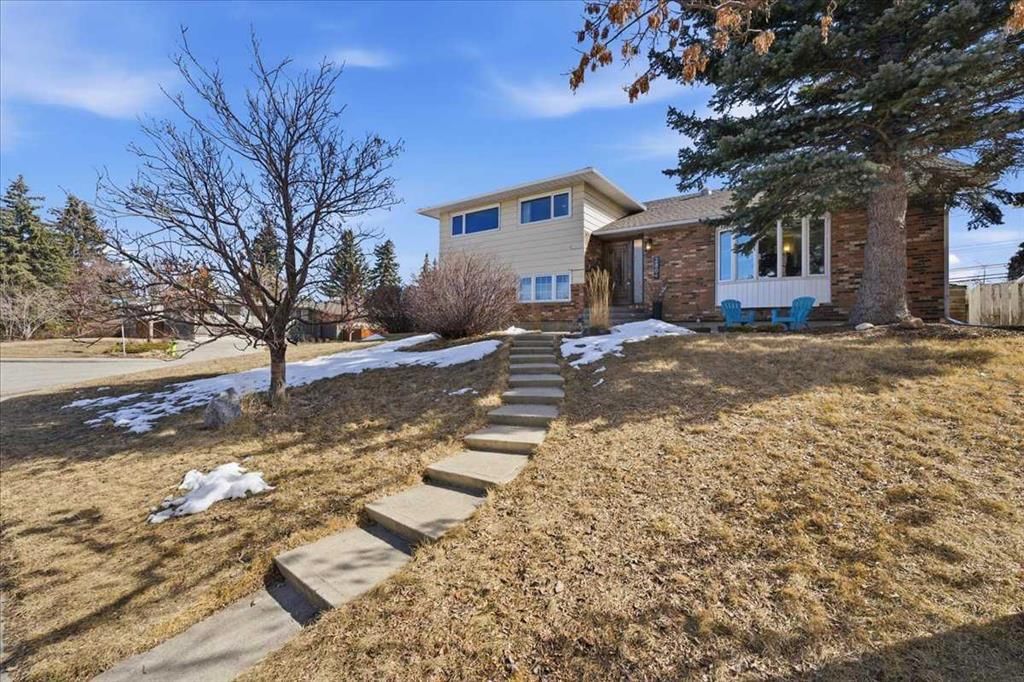 2804 49 Street SW, Calgary — photo 2 of 50