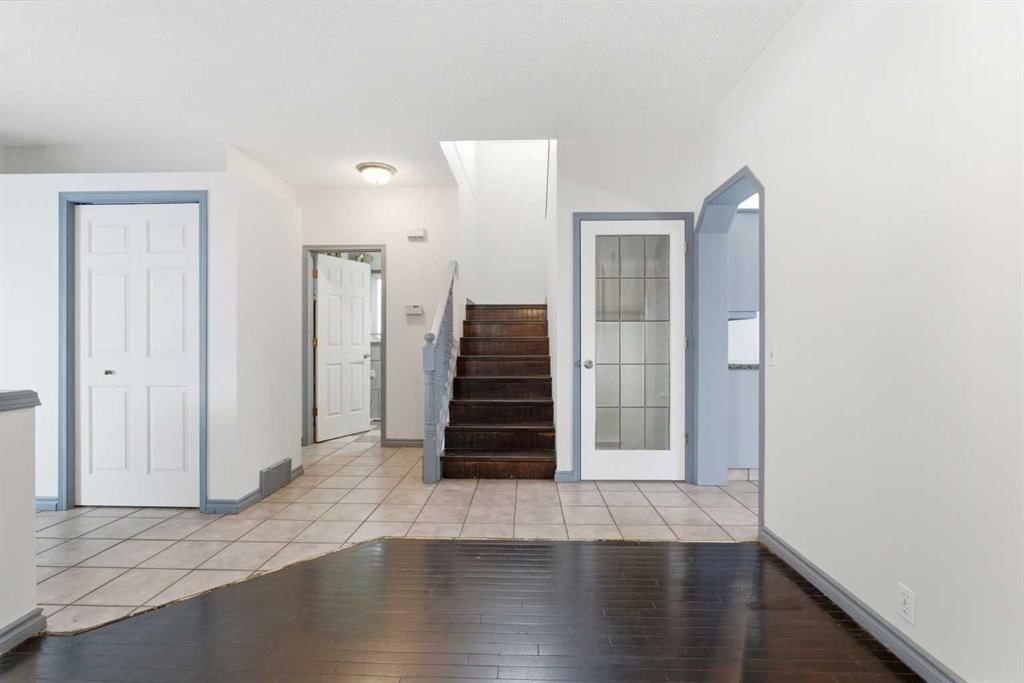 414 Mt Cornwall Circle SE, Calgary — photo 4 of 43