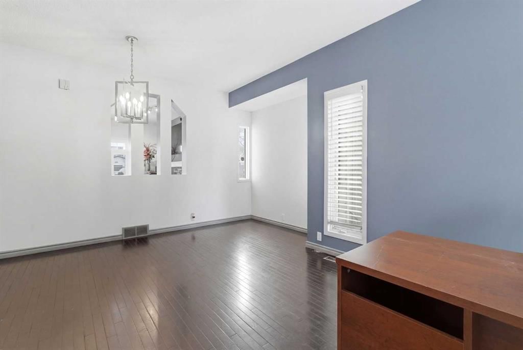 414 Mt Cornwall Circle SE, Calgary — photo 5 of 43