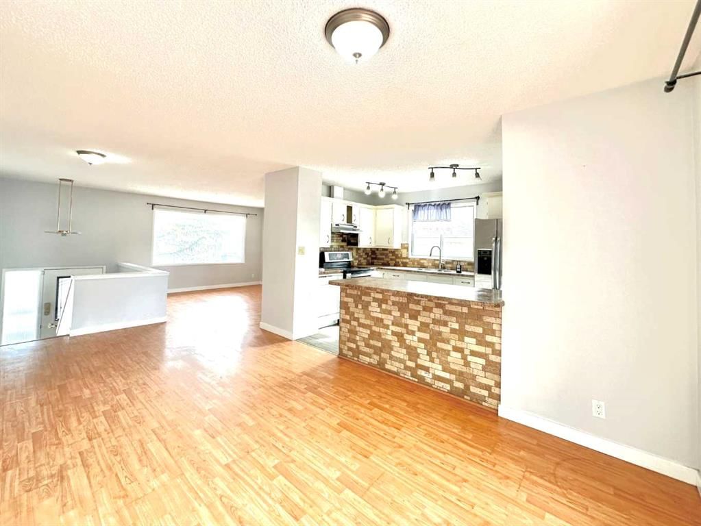 511 Sabrina Road SW, Calgary — photo 3 of 48