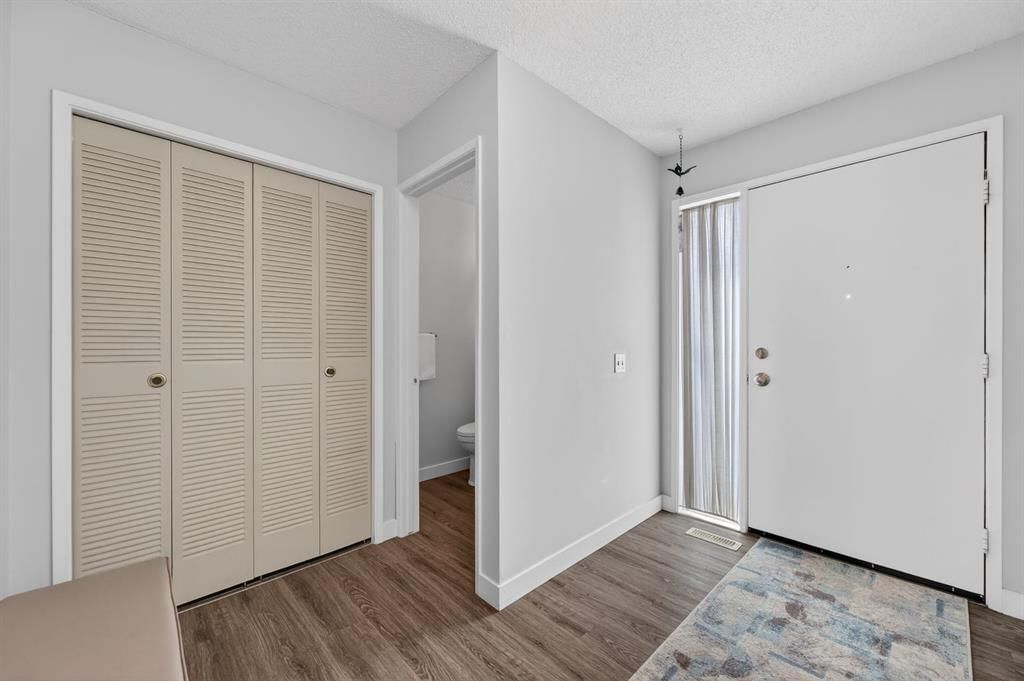 51, 2300 Oakmoor Drive SW, Calgary — photo 2 of 31