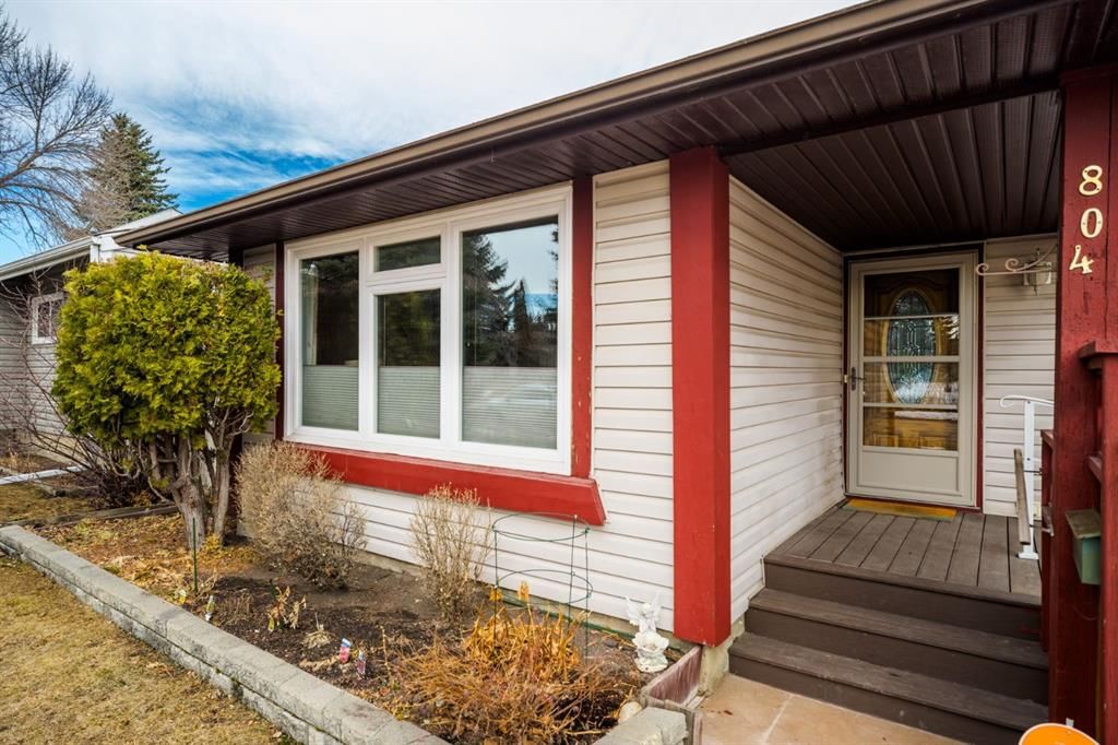 804 Queensland Drive SE, Calgary — photo 3 of 50