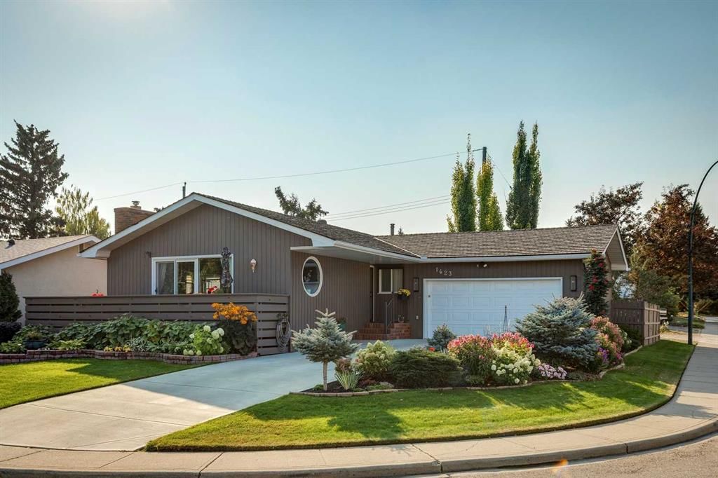 1423 107 Avenue SW, Calgary — main listing photo