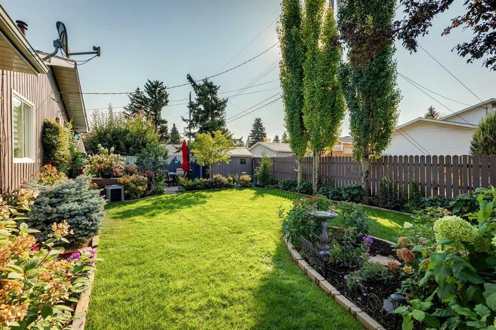 1423 107 Avenue SW, Calgary — photo 4 of 36