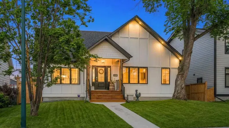 6308 Lacombe Way SW, Calgary — main listing photo