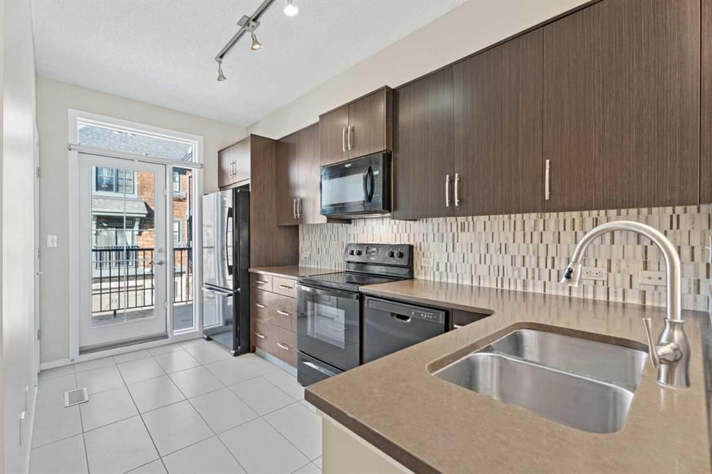 306 Ascot Circle SW, Calgary — photo 3 of 21