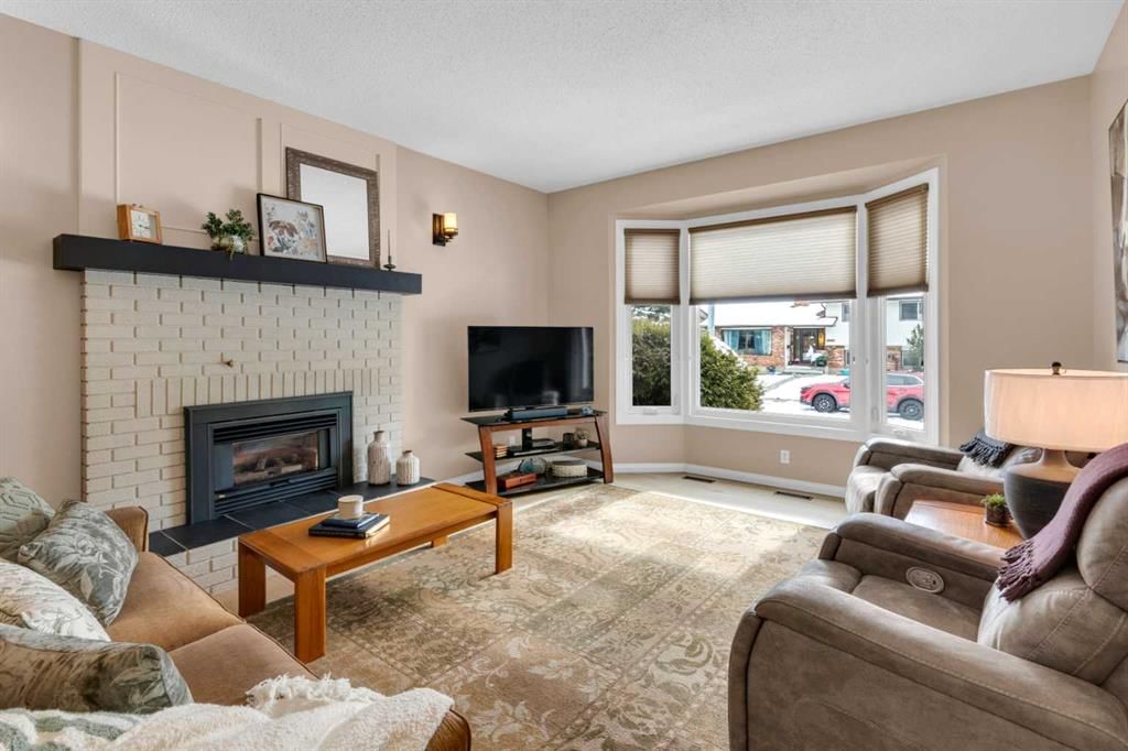 4640 Rundlehill Road NE, Calgary — photo 4 of 50